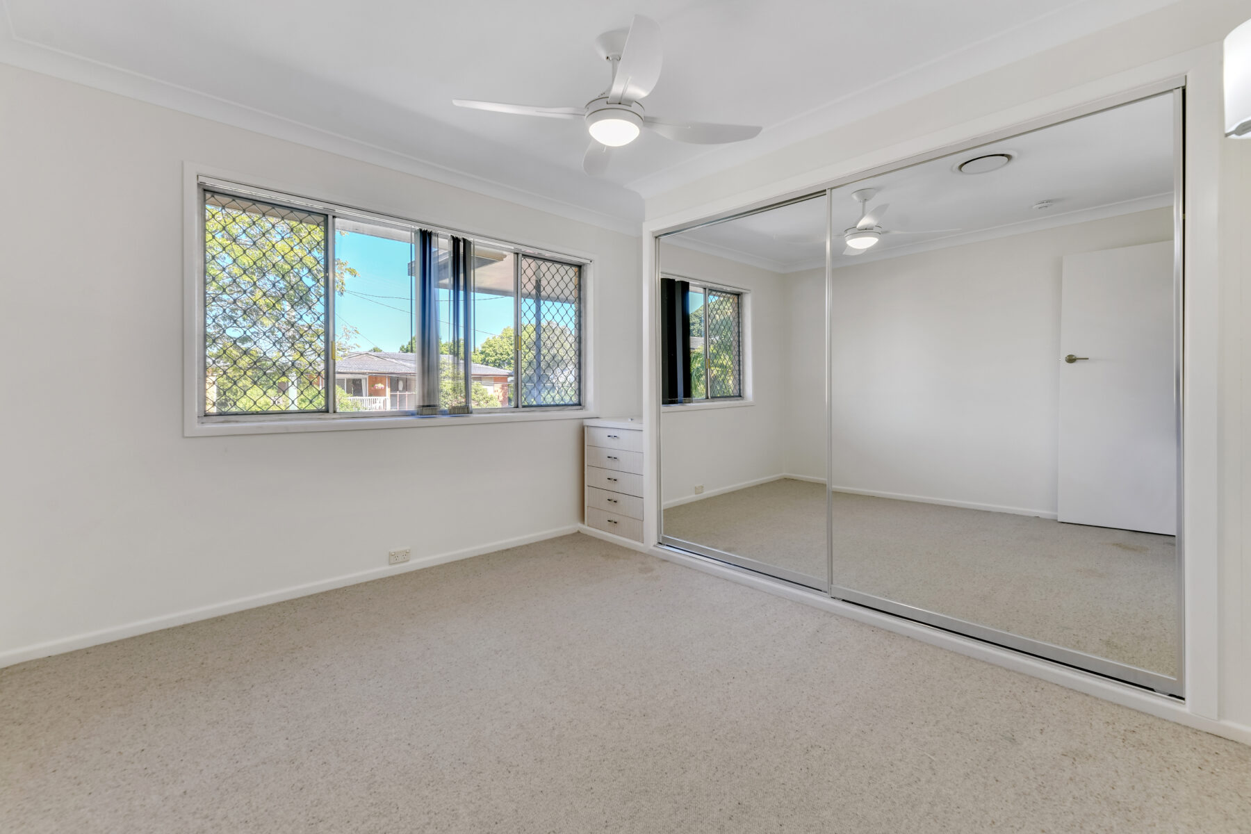 Rental: Mansfield, QLD, 4122 photo-11