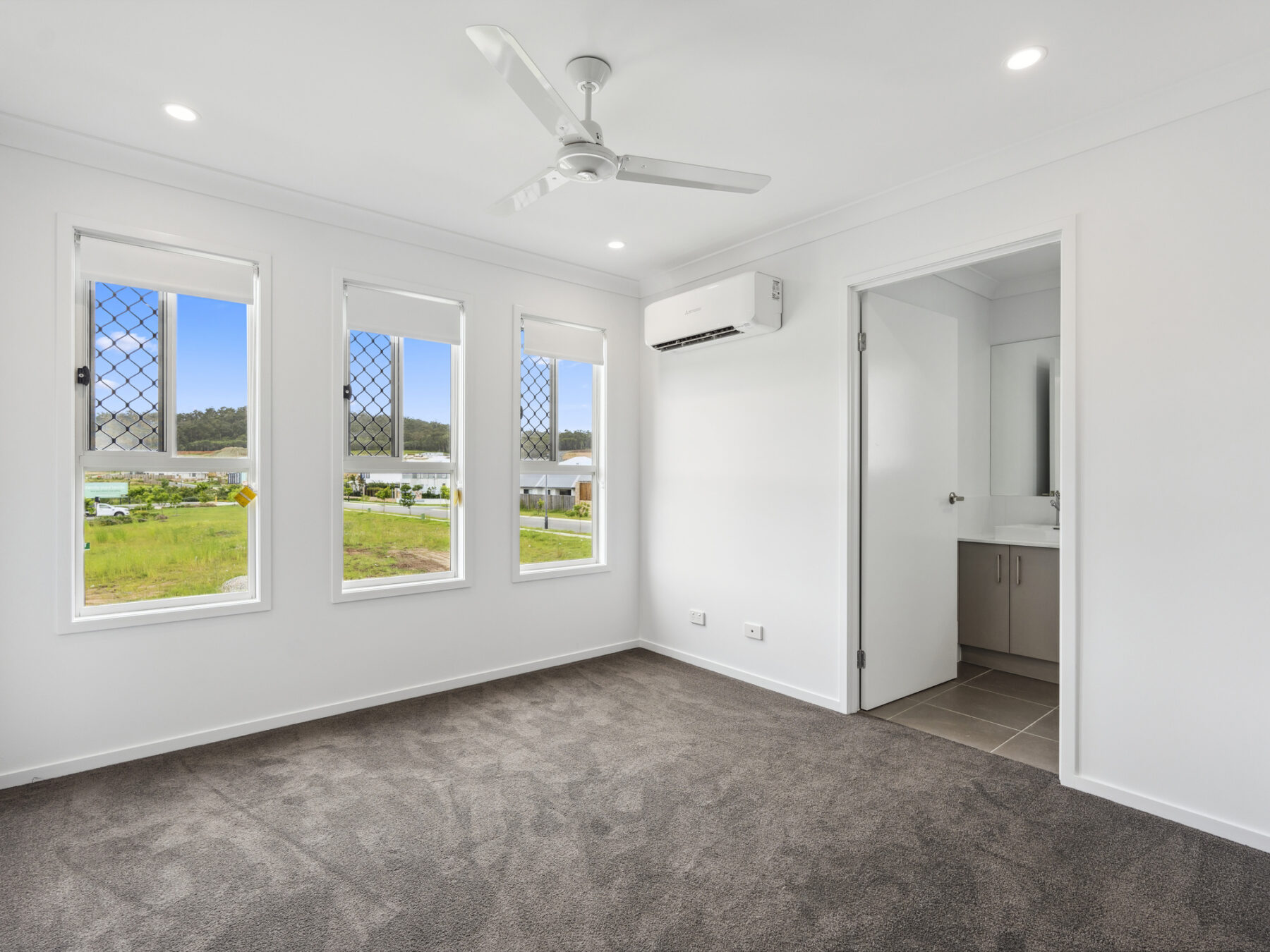 Rental: WHITE ROCK, QLD, 4306 photo-2