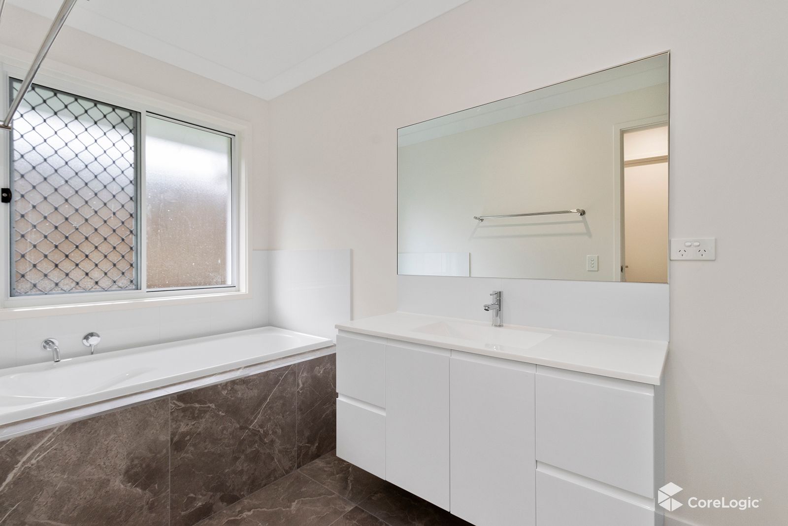 Rental: Deebing Heights, QLD, 4306 photo-7