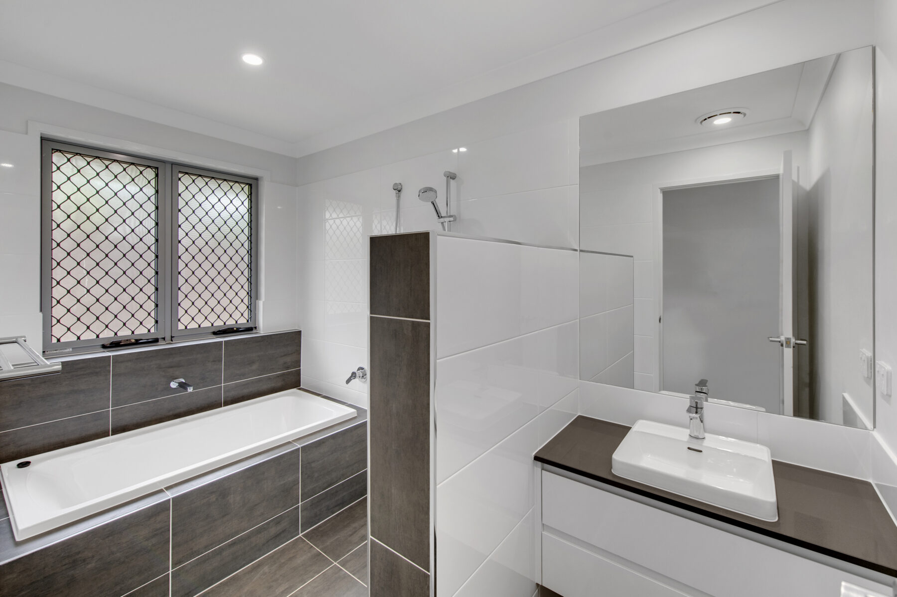 Rental: DEEBING HEIGHTS, QLD, 4306 photo-7