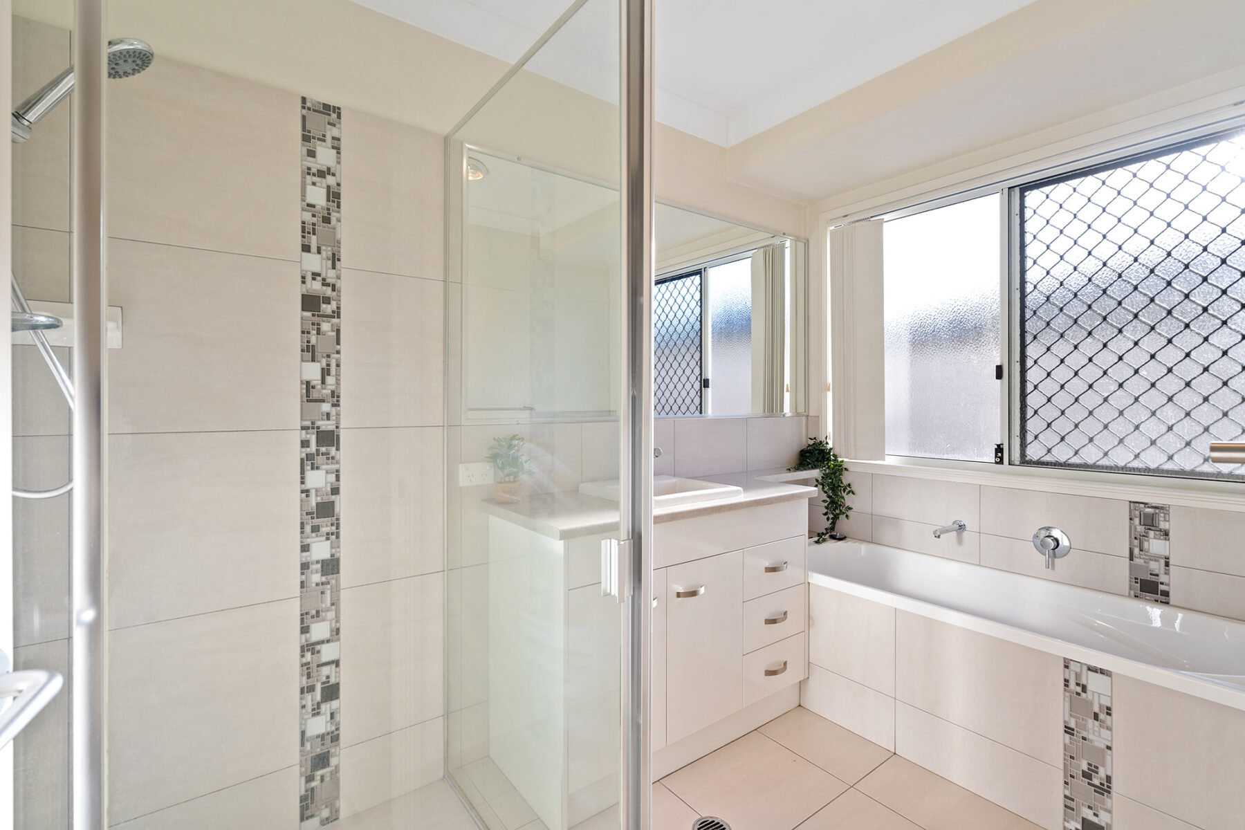 Rental: DEEBING HEIGHTS, QLD, 4306 photo-6