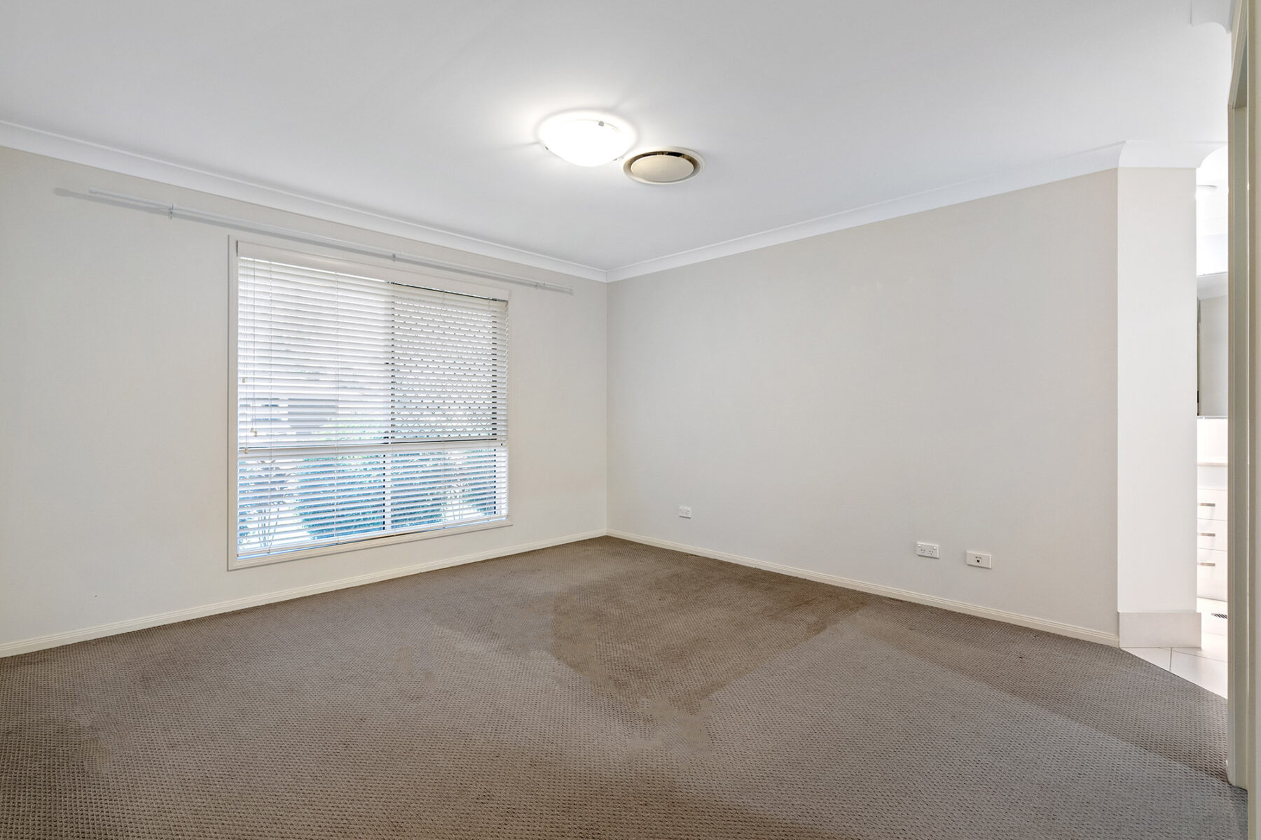 Rental: DEEBING HEIGHTS, QLD, 4306 photo-5