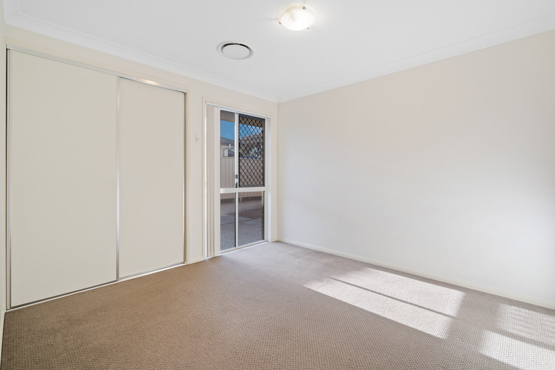 Rental: DEEBING HEIGHTS, QLD, 4306 photo-4