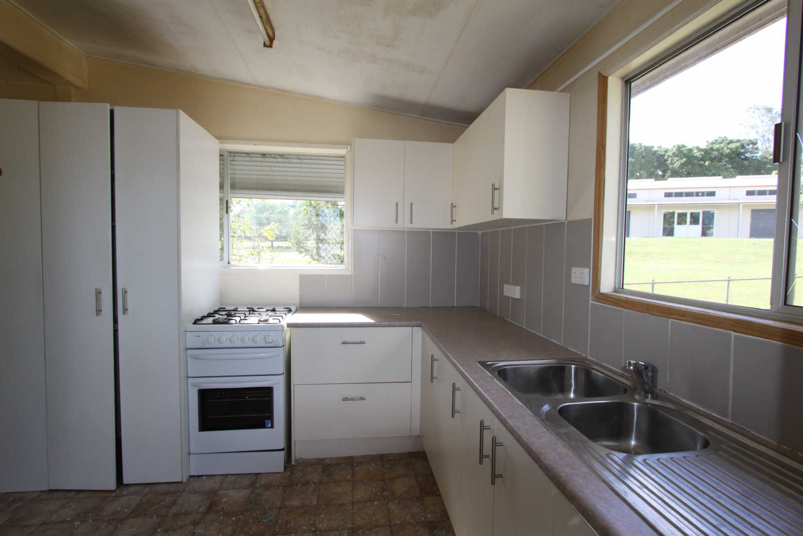 Rental: NORTH IPSWICH, QLD, 4305 photo-9