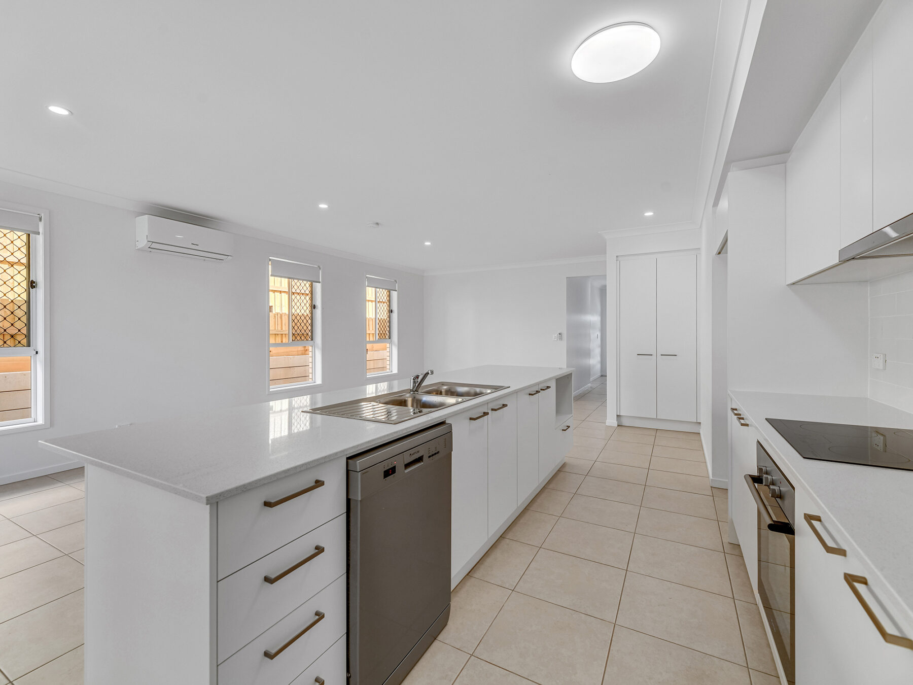 Rental: DEEBING HEIGHTS, QLD, 4306 photo-11