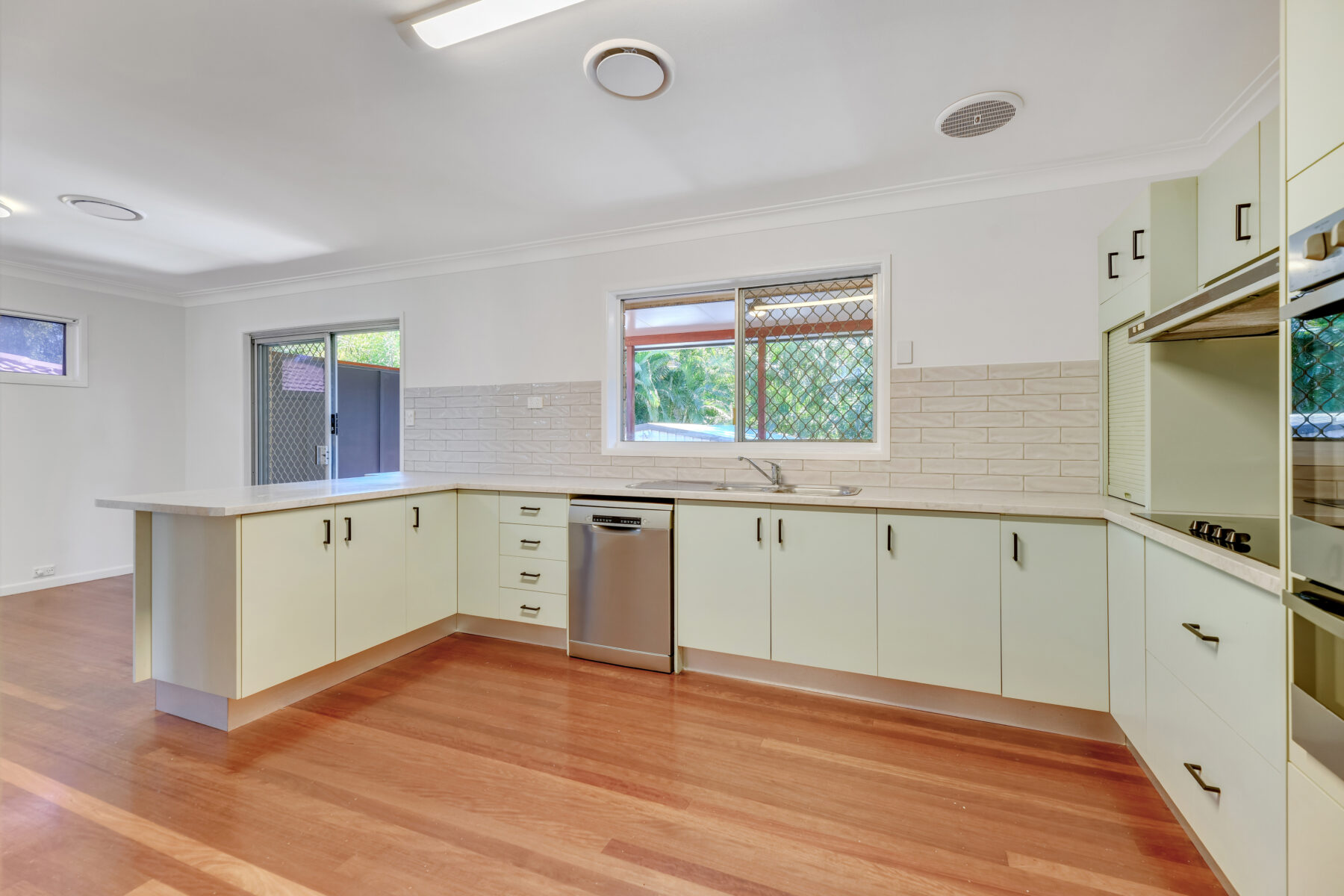 Rental: Mansfield, QLD, 4122 photo-14