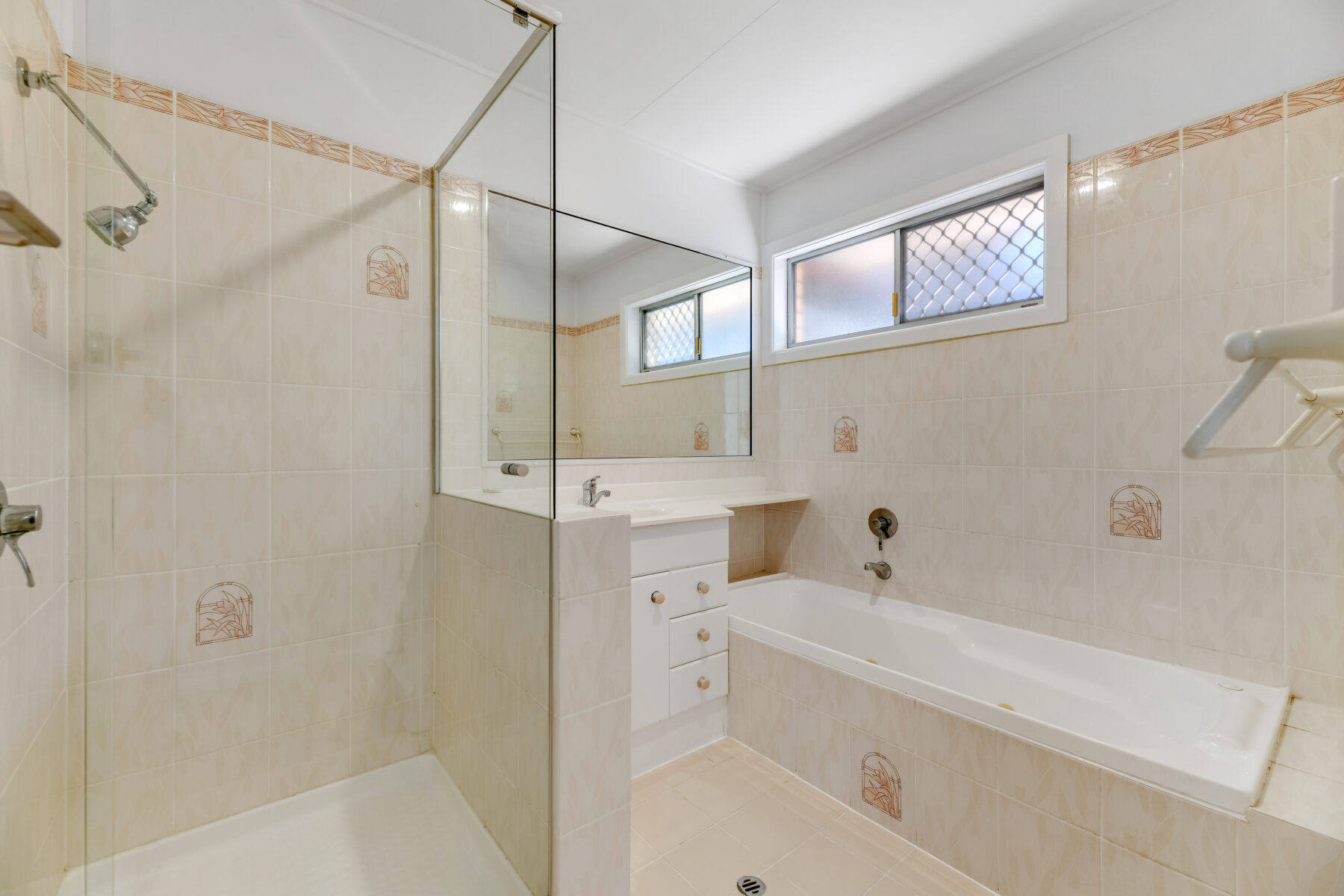 Rental: Mansfield, QLD, 4122 photo-11
